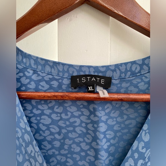 1.STATE NWT patterned light blue buttoned flounce sleeve top - XL 🩵 - Picture 4 of 5